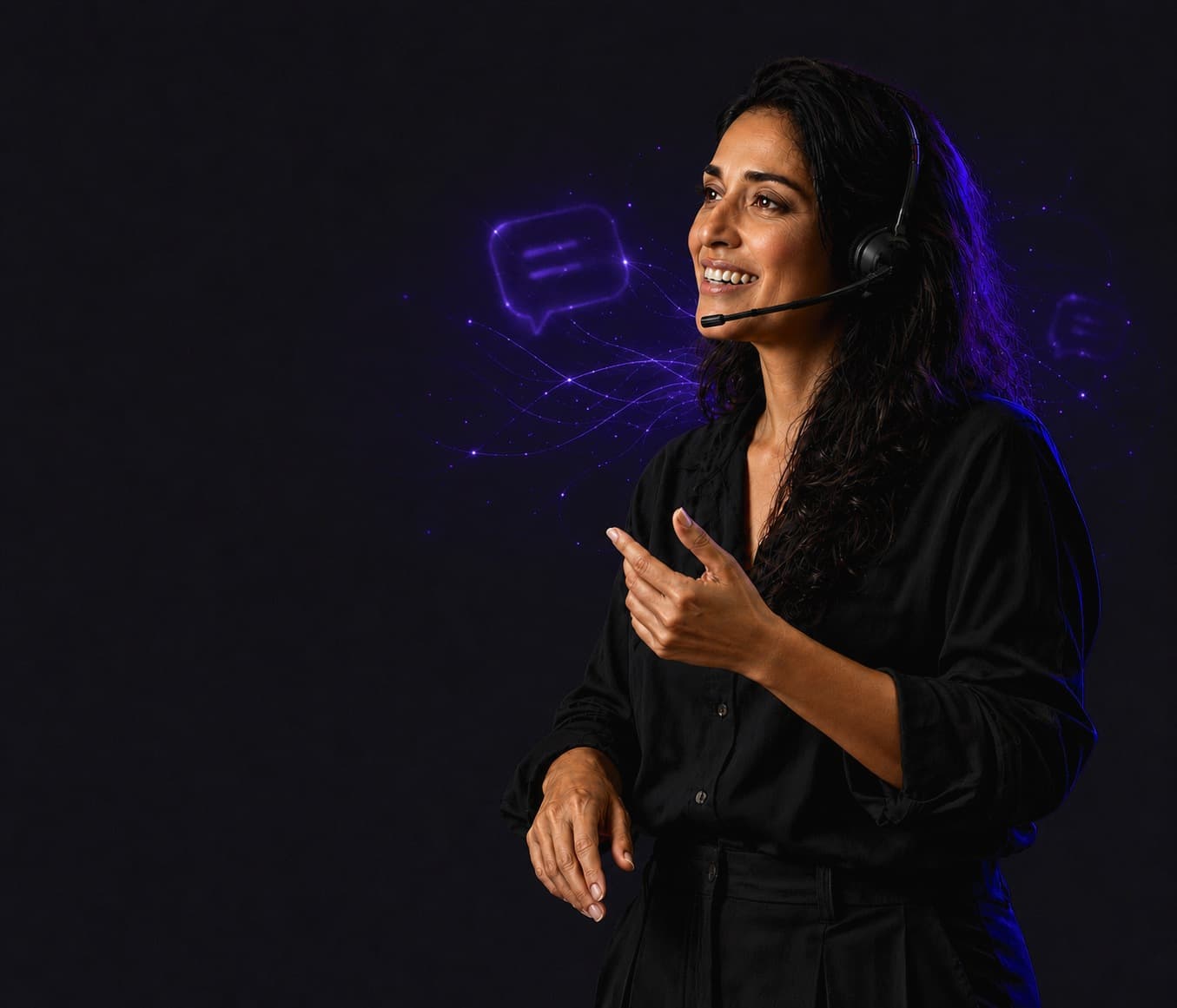 Vendedora de headset sorrindo durante uma ligação