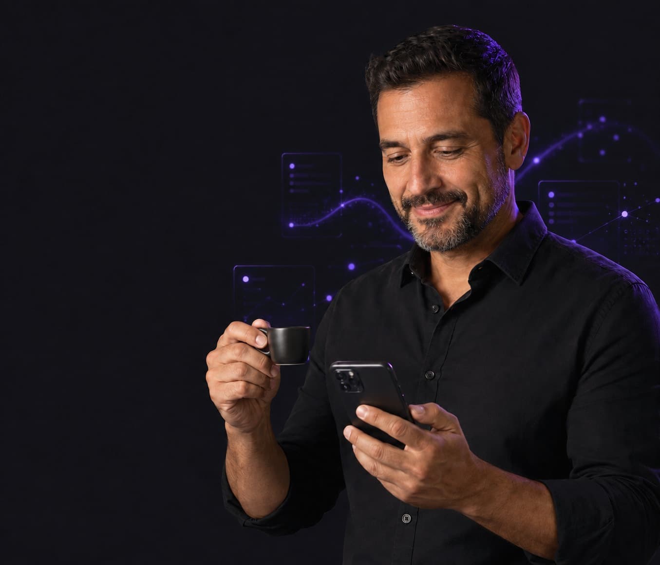 Empresário sorrindo ao ver os leads do dia no celular, xícara de café na mão